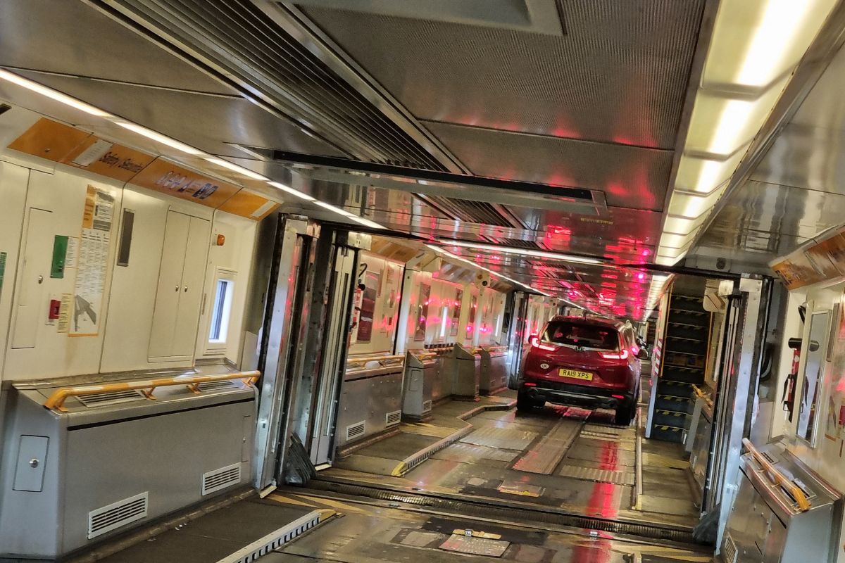 Binnenin de autotrein naar Engeland, auto's geparkeerd in de wagon tijdens de overtocht