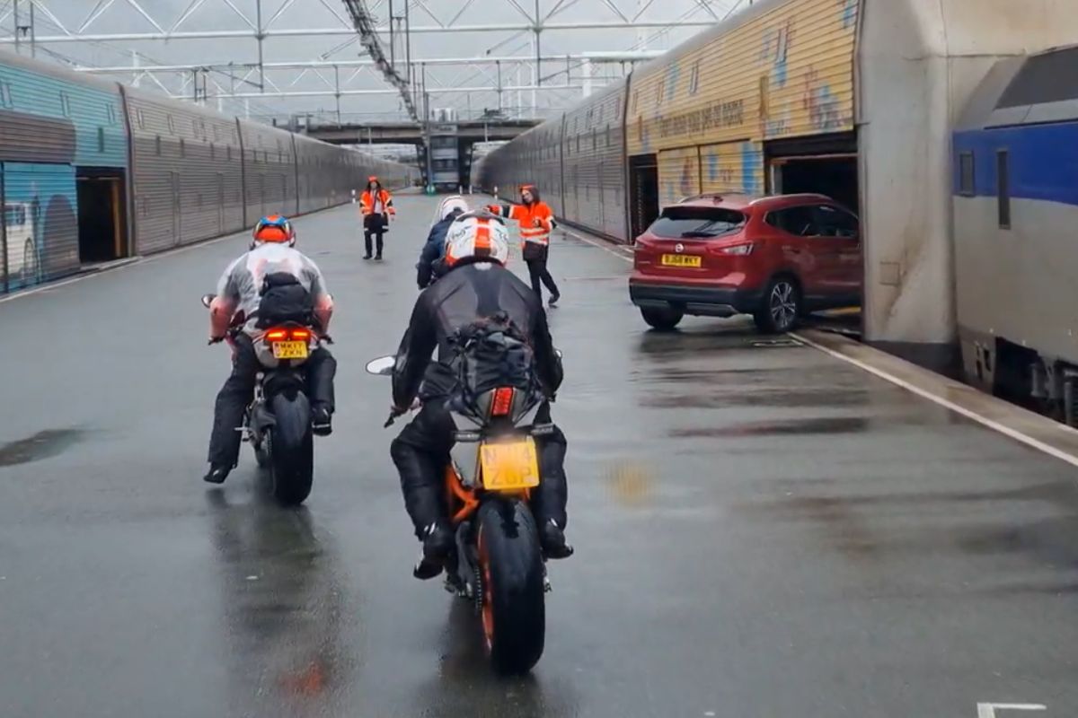 Auto rijdt de autotrein naar Engeland in bij Calais