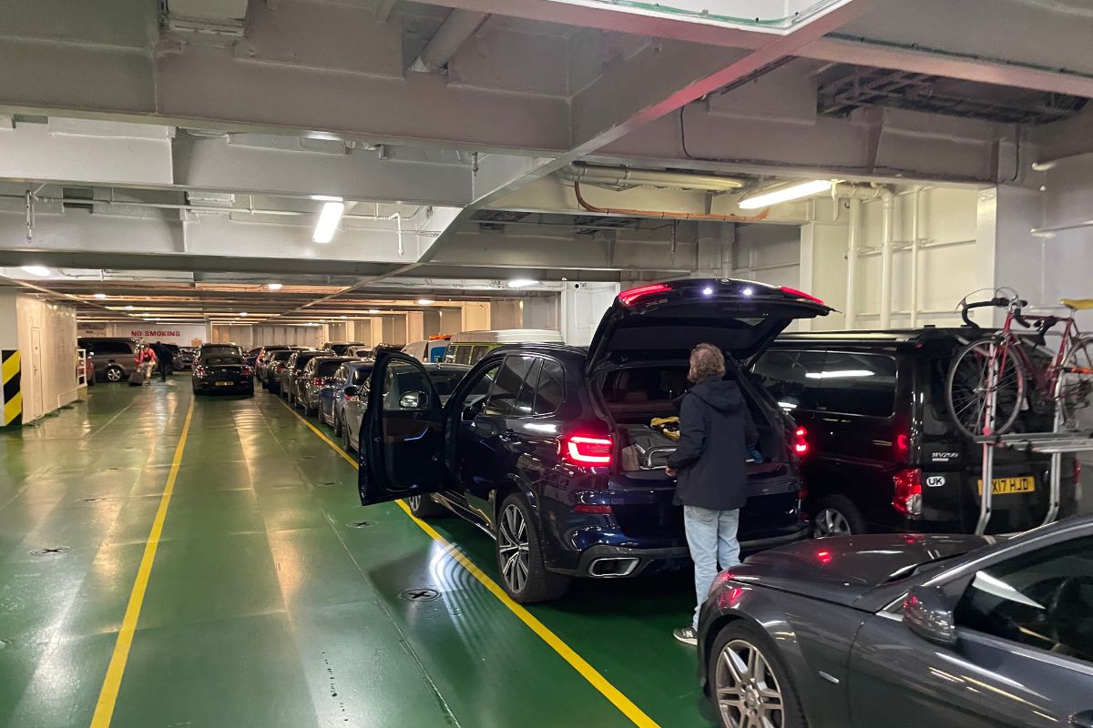 met de auto aan boord in Europoort