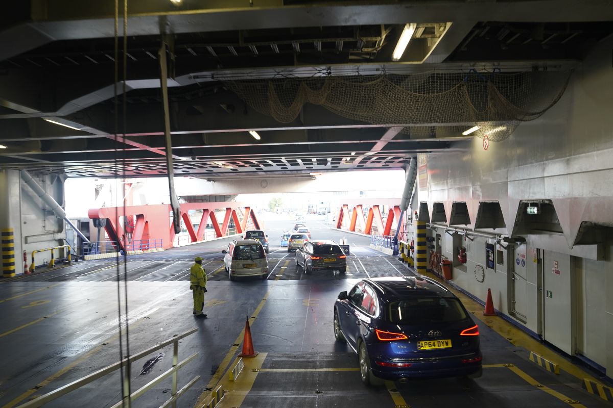 Auto's rijden de veerboot af in Harwich