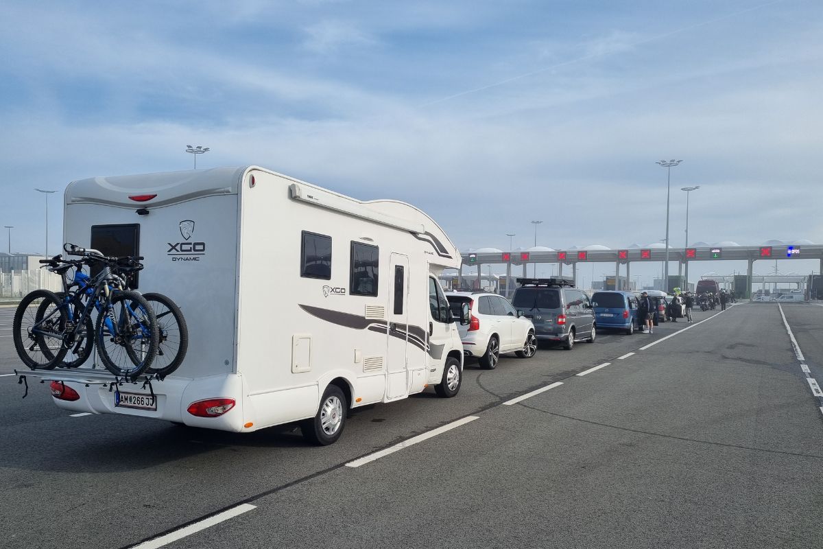 Camper aan boord van de veerboot naar Engeland