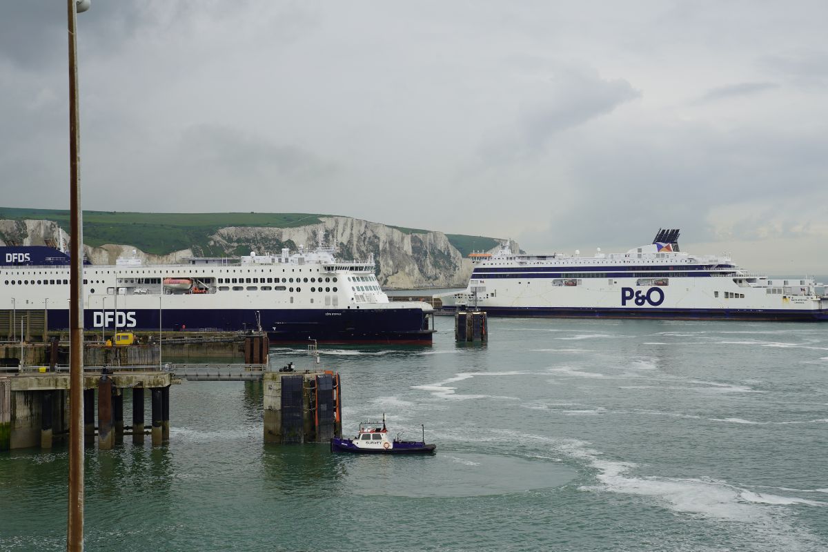 DFDS en P&O veerboot in de haven van Dover