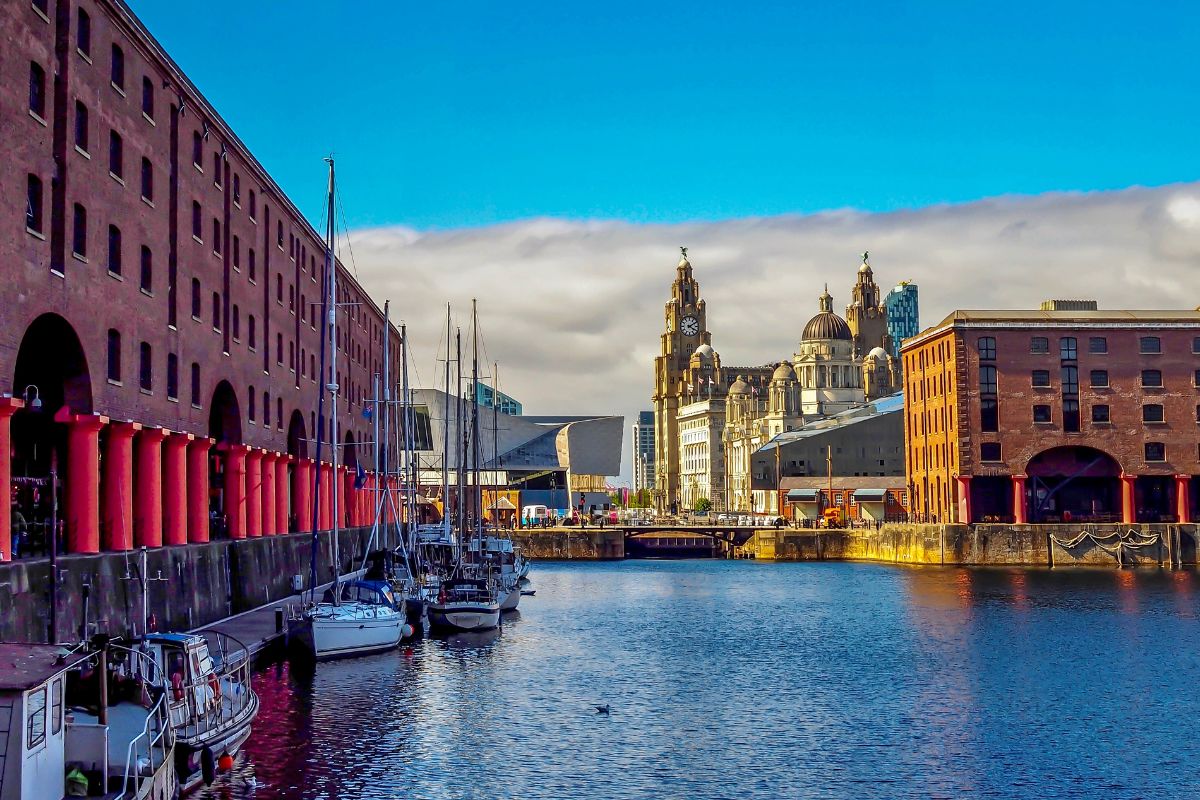Het waterfront van Liverpool aan de rivier de Mersey