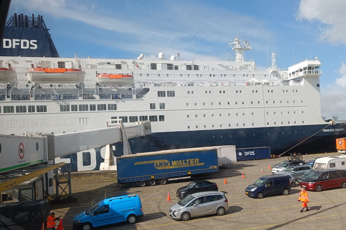 met de auto in de wachtrij bij de veerboot in IJmuiden