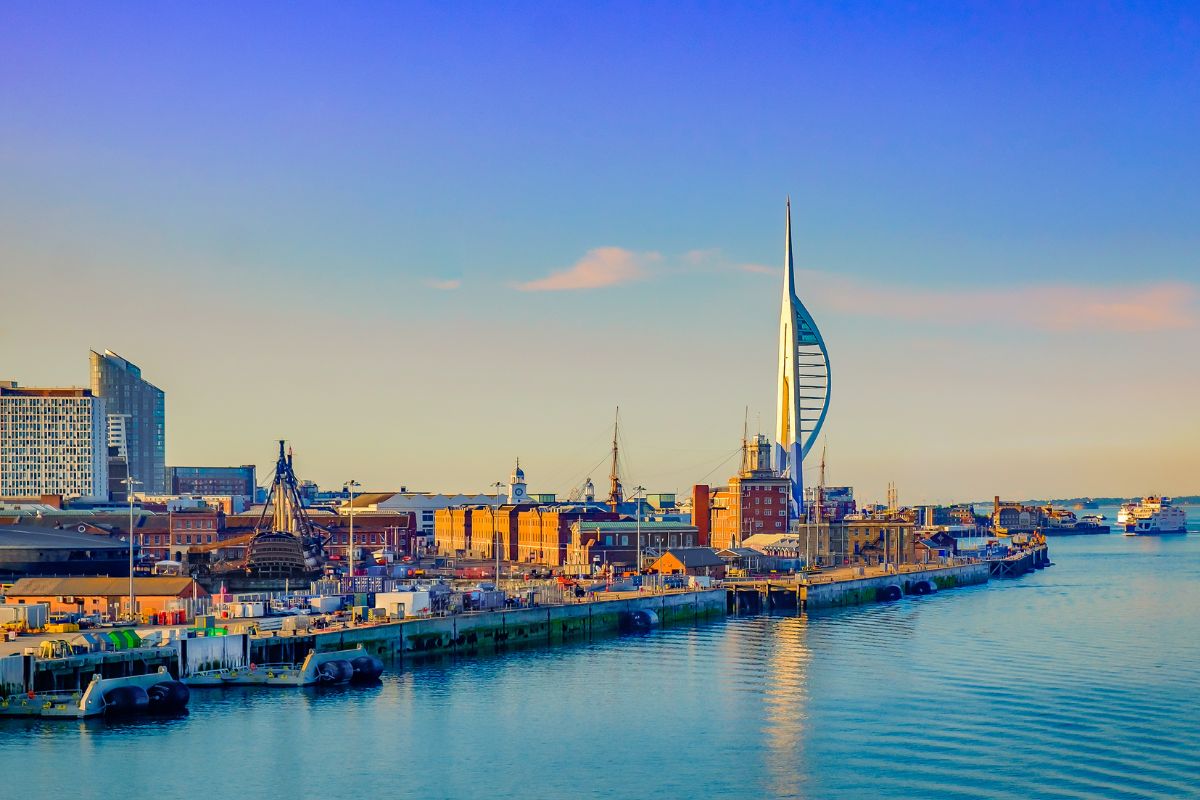 De haven van Portsmouth met de Spinnaker Tower
