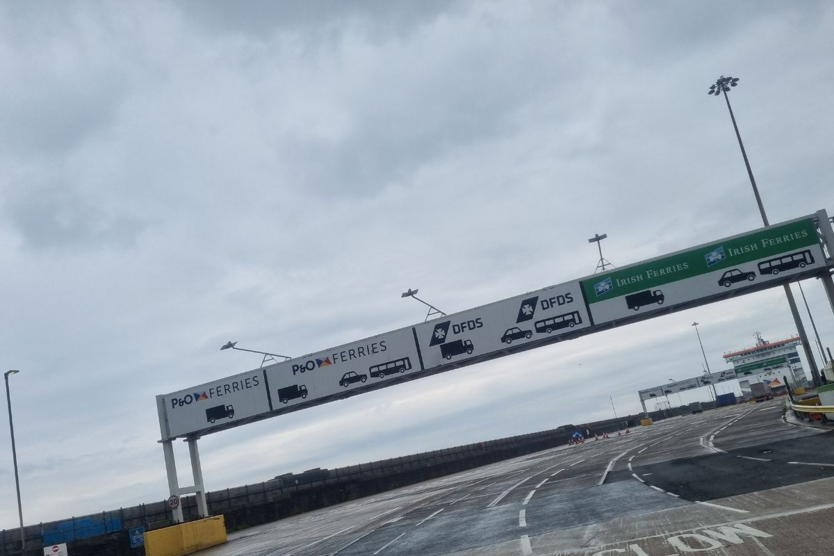 Verschillende veerbootmaatschappijen in de haven van Calais